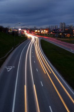 Şehirde gece trafiği