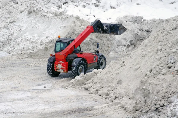 Tractor removes snow — Stock Photo, Image