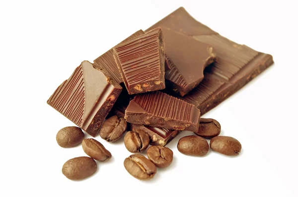Köstliche Nahaufnahme von Schokolade und Kakaobohnen — Stockfoto