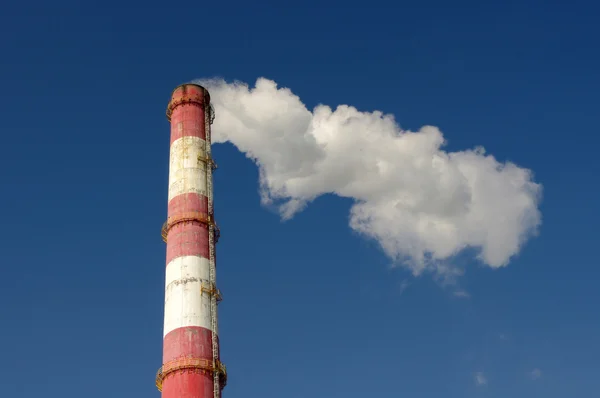 Tubo de fumaça contra o céu azul — Fotografia de Stock