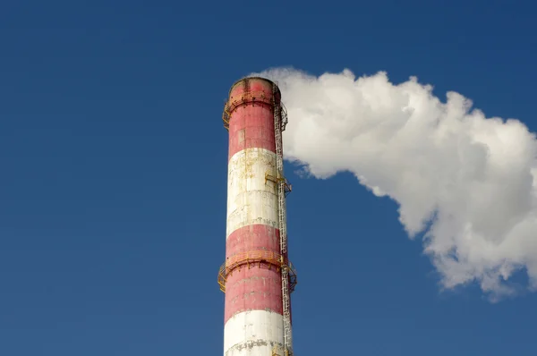 Tubo de fumaça contra o céu azul — Fotografia de Stock