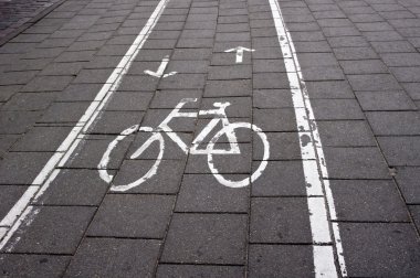 şehirde bisiklet yol levhası