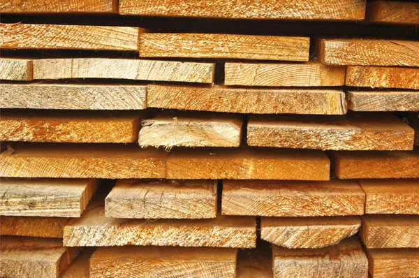 Vista de cerca de viejas tablas de madera apiladas — Foto de Stock