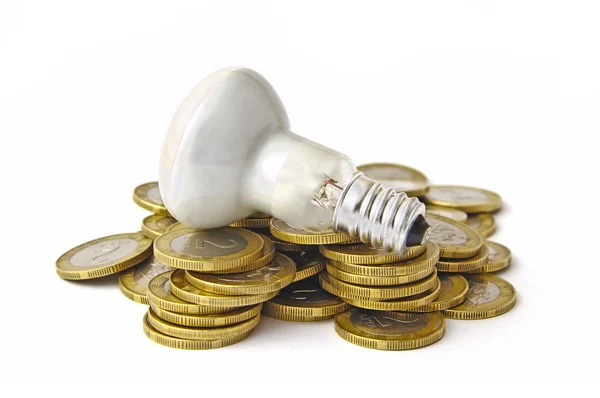 Foto a colori di monete e una lampada elettrica su sfondo bianco — Foto Stock