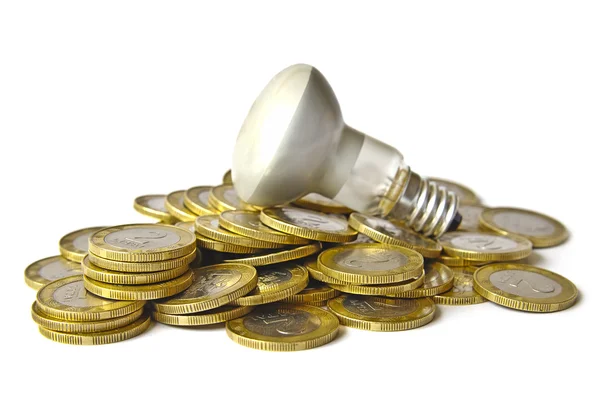 Foto a colori di monete e una lampada elettrica su sfondo bianco — Foto Stock