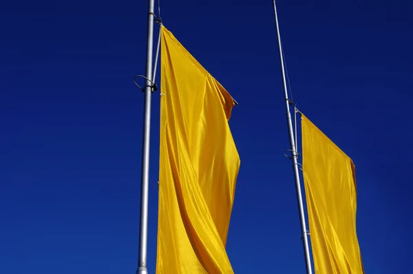 Два жёлтых флага — стоковое фото