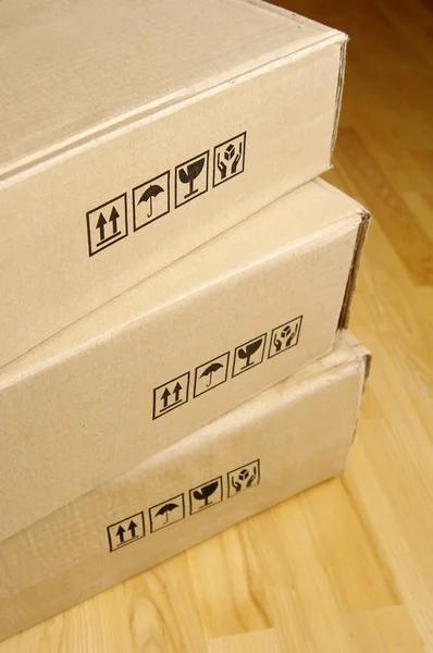 Cajas de cartón marrón dispuestas en pila — Foto de Stock