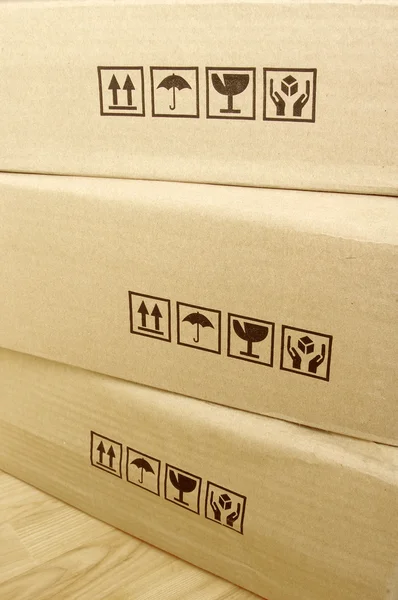 Cajas de cartón marrón dispuestas en pila — Foto de Stock