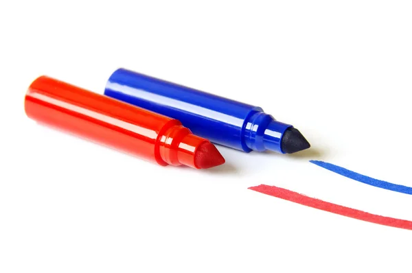 Beyaz arka plan üzerinde izole kırmızı ve mavi yumuşak uçlu kalem — Stok fotoğraf