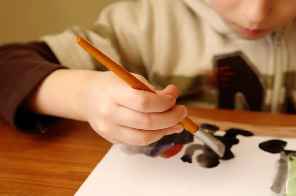 Sechs Jahre alter Junge beim Malen — Stockfoto