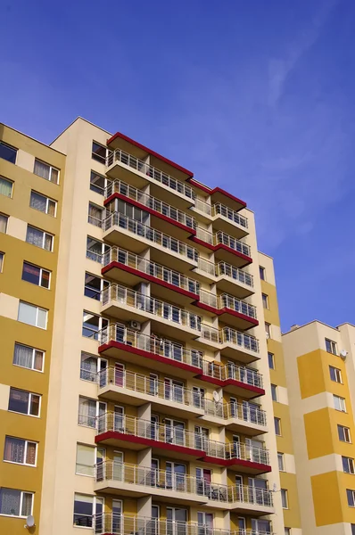 ビリニュスの青空の背景に黄色のアパートの建物, ストックフォト