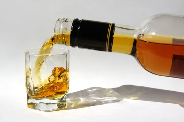 bir cam içine dökülür varlık viski