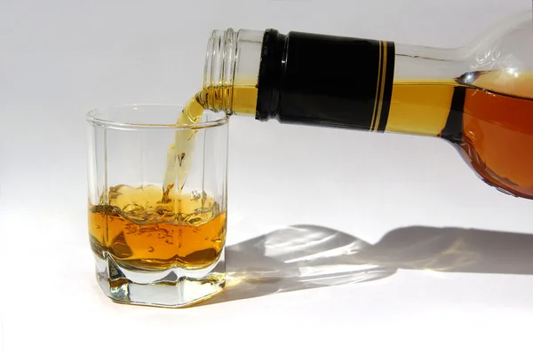 bir cam içine dökülür varlık viski