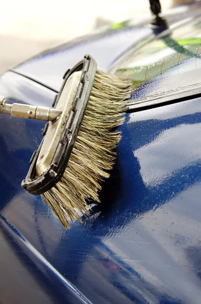 Lavagem de carro com escova de esfrega — Fotografia de Stock