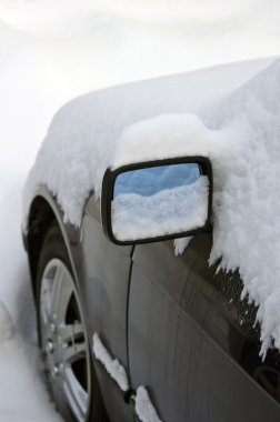 Araba ayna çevresinde şiddetli kar yağışı