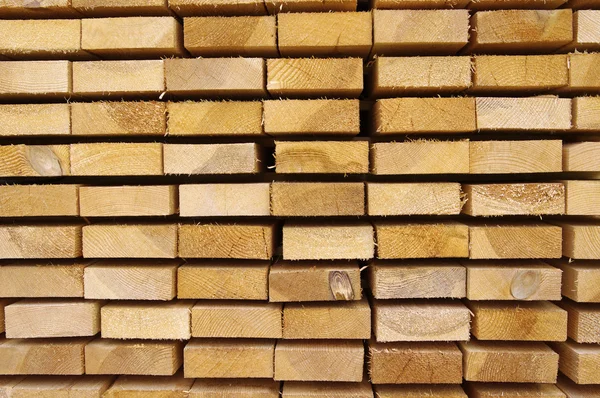 Vista de cerca de tableros de madera apilados —  Fotos de Stock