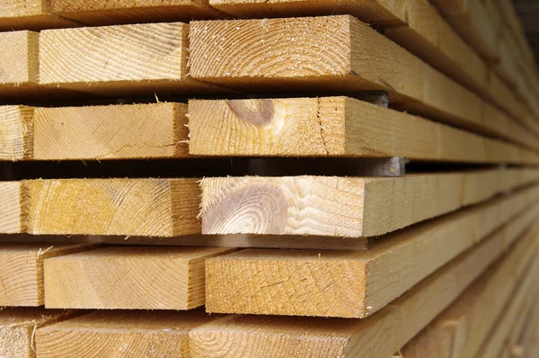 Κλείνω πάνω θέα του στοιβάζονται ξύλινες σανίδες — Φωτογραφία Αρχείου