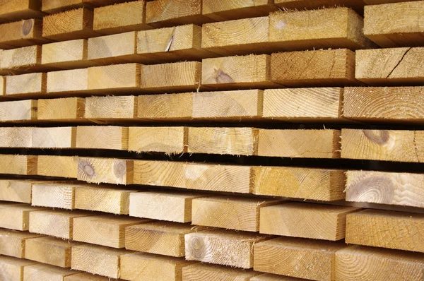 Vista ravvicinata di tavole di legno impilate — Foto Stock
