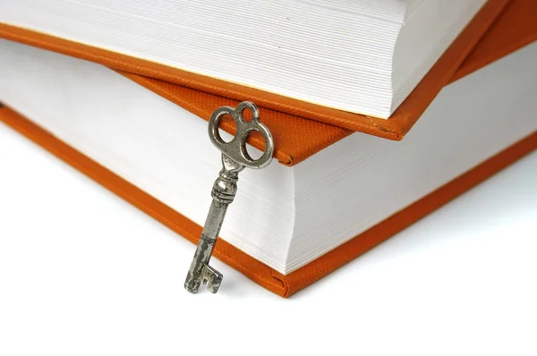 Livros e chave isolados em branco — Fotografia de Stock