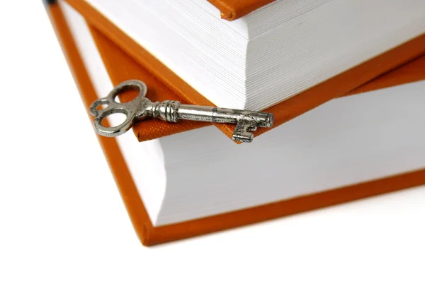 Libros y llaves aislados en blanco — Foto de Stock