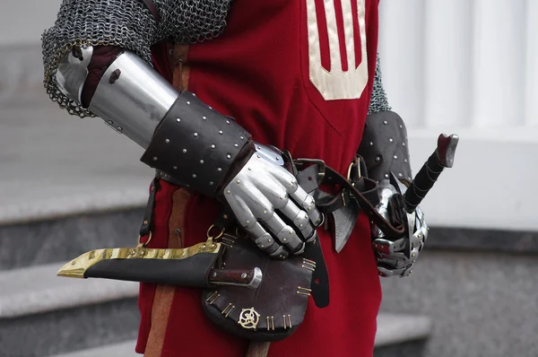 Eldiven ve bir şövalye silahlarının — Stok fotoğraf