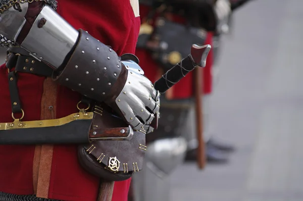 Перчатки и оружие рыцаря — стоковое фото
