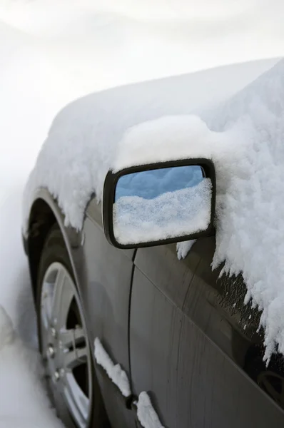 Сильный снег вокруг автомобильного зеркала — стоковое фото