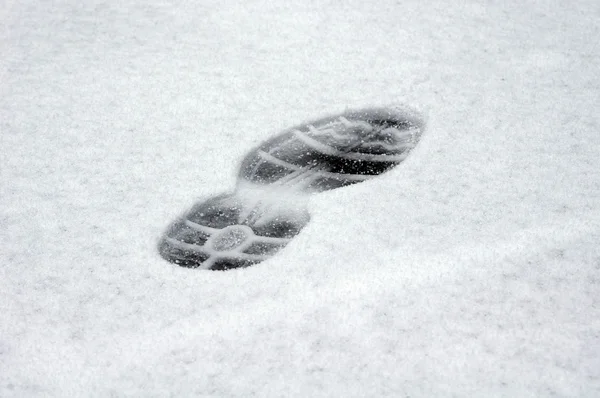 Pegada de uma bota na primeira neve — Fotografia de Stock