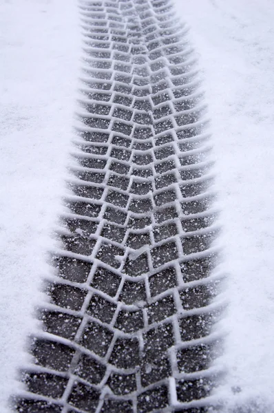 Pistas de neumáticos en la nieve — Foto de Stock