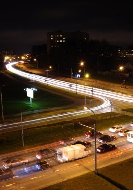 Şehirde gece trafiği