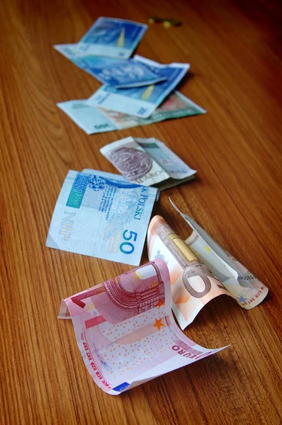 Euro i różne pieniądze na drewnianym stole — Zdjęcie stockowe