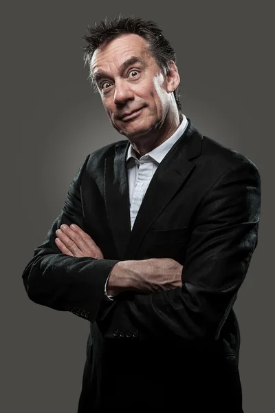 Hombre de negocios sorprendido sobre fondo gris mirada de alto contraste — Foto de Stock