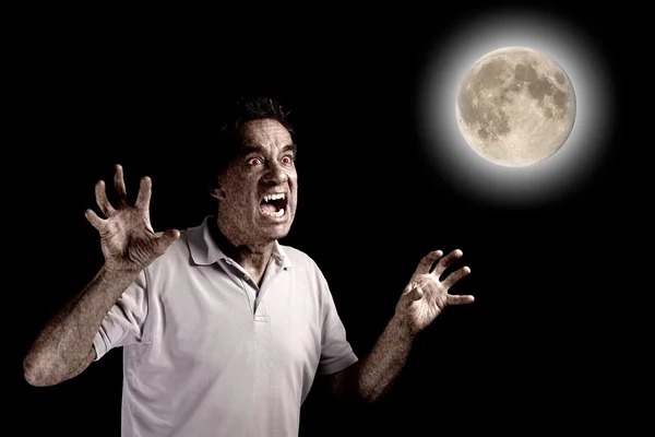 Man weerwolf met fangs onder volle maan — Stockfoto