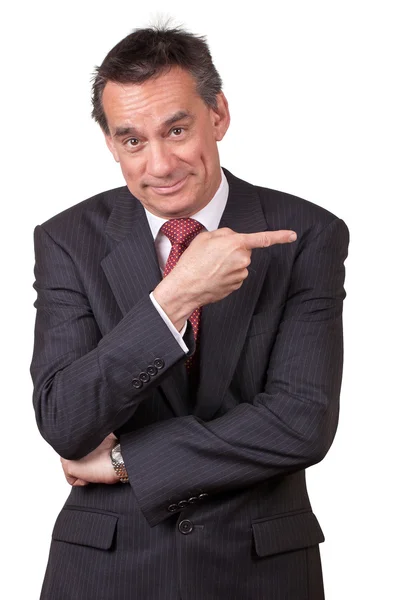 Sorrindo homem de negócios em terno apontando para a direita — Fotografia de Stock