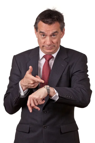 Ο άνθρωπος των επιχειρήσεων σε κοστούμι που δείχνει σε ρολόι — Φωτογραφία Αρχείου