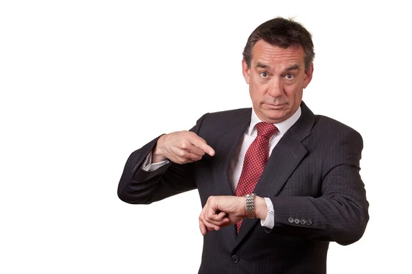 Irriterad arg affärsman pekar samtidigt på klocka — Stockfoto