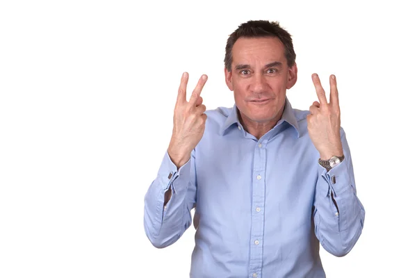 Hombre frustrado con camisa azul dando dos señales de dedo —  Fotos de Stock