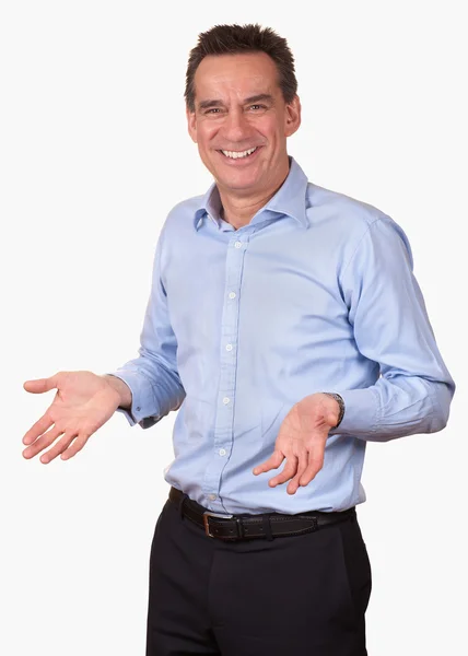 Lachende zakenman in blauw shirt met open handen — Stockfoto