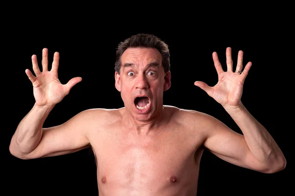 Hombre sin camisa de mediana edad gritando con horror sobre fondo negro —  Fotos de Stock