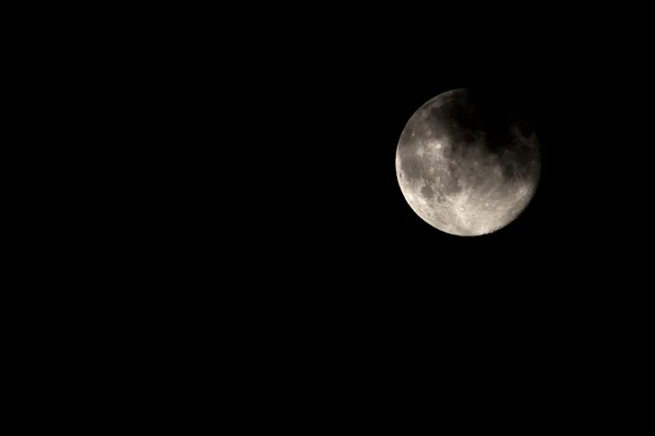 暗い不機嫌そうな雲カバー 1 日薄れ満月 — ストック写真