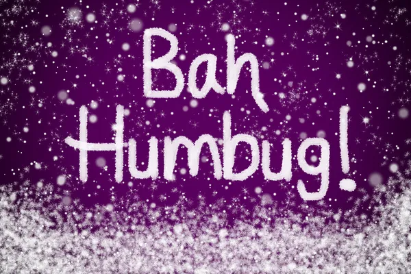 Bah Humbug Mensaje de Navidad sobre fondo de nieve púrpura — Foto de Stock
