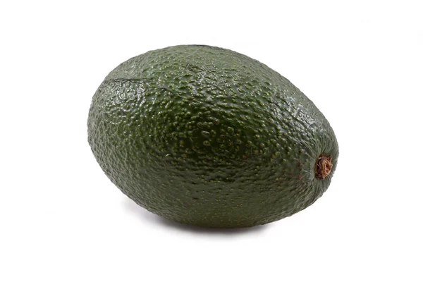 Зеленый авокадо изолирован на белом фоне — стоковое фото