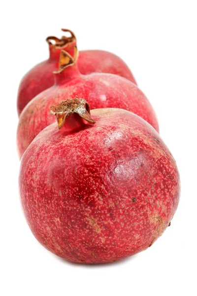 Rijpe granaatappels geïsoleerd op witte achtergrond — Stockfoto