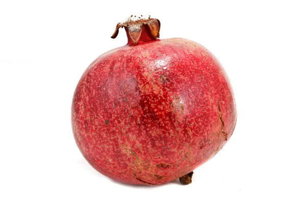 Zralý granátové jablko izolované na bílém pozadí — Stock fotografie