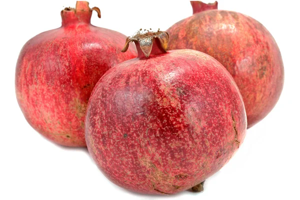 Zralá granátová jablka izolované na bílém pozadí — Stock fotografie