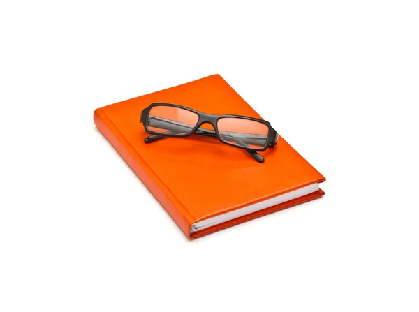 Laranja livro e óculos, isolado no fundo branco — Fotografia de Stock