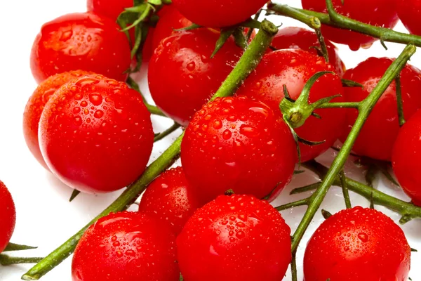Tomates cereja maduros no fundo branco — Fotografia de Stock