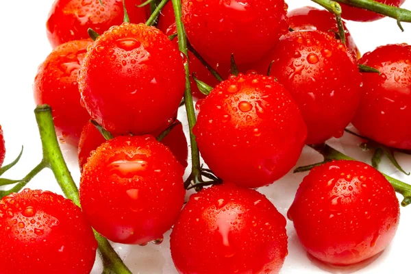 Tomates cereja maduros no fundo branco — Fotografia de Stock