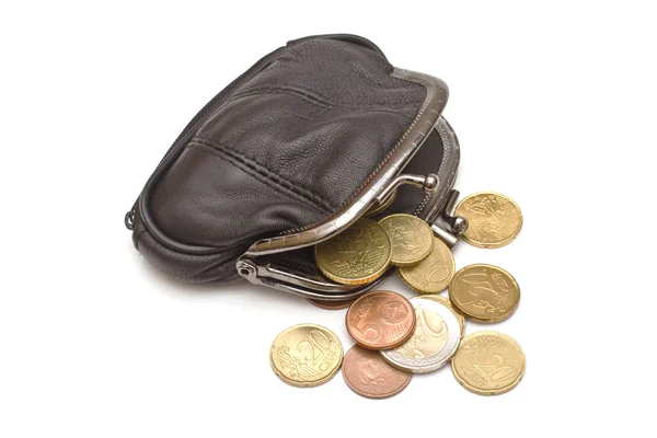 Monedero de cuero negro y varias monedas de euros sobre fondo blanco —  Fotos de Stock