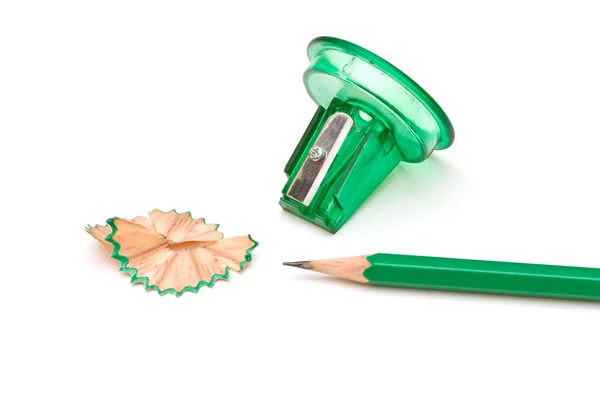 Yeşil kalemtıraş ve beyaz zemin üzerine kalem. — Stok fotoğraf